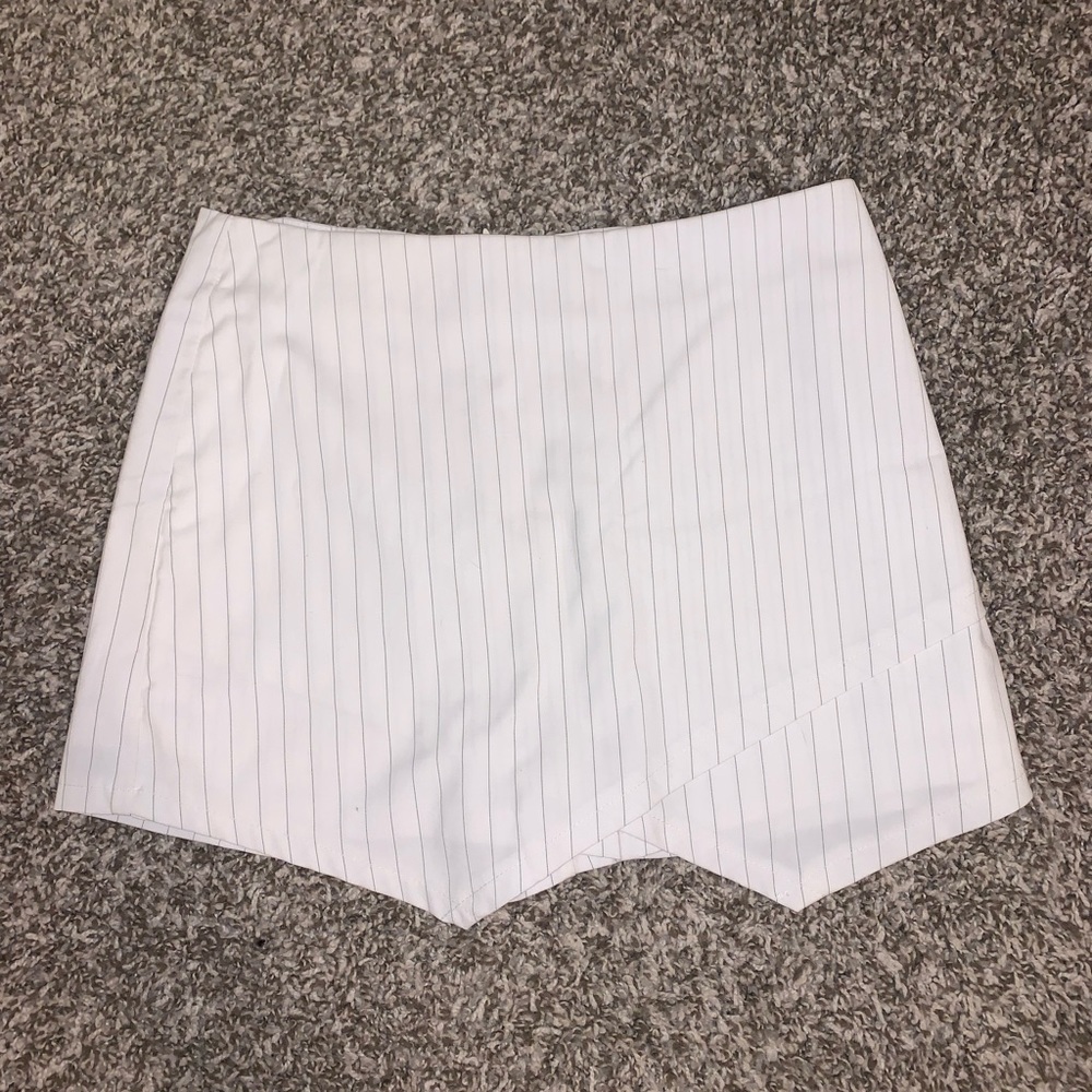 White w/black stripes Boutique skort size Medium